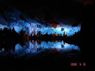 地底湖と鍾乳石の幻想的な風景