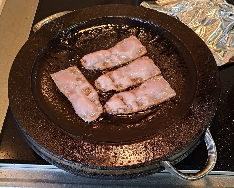 ベーコン焼いてます