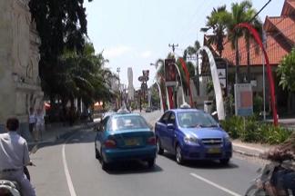 車の通りは比較的多く、道ばたには竜を意味する飾りが立ち並んでいる