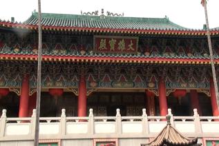 緑の屋根に赤い柱のきらびやかな建物