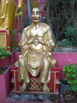 腹をひろげて、中の仏像を見せる羅漢さん