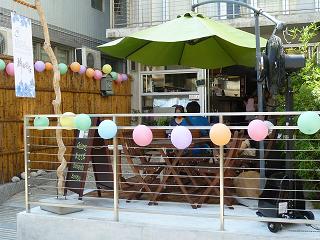 スノコと風船で飾られた喫茶店