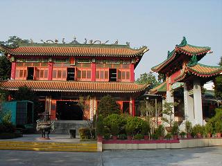 典型的な道教の鳥居と本殿